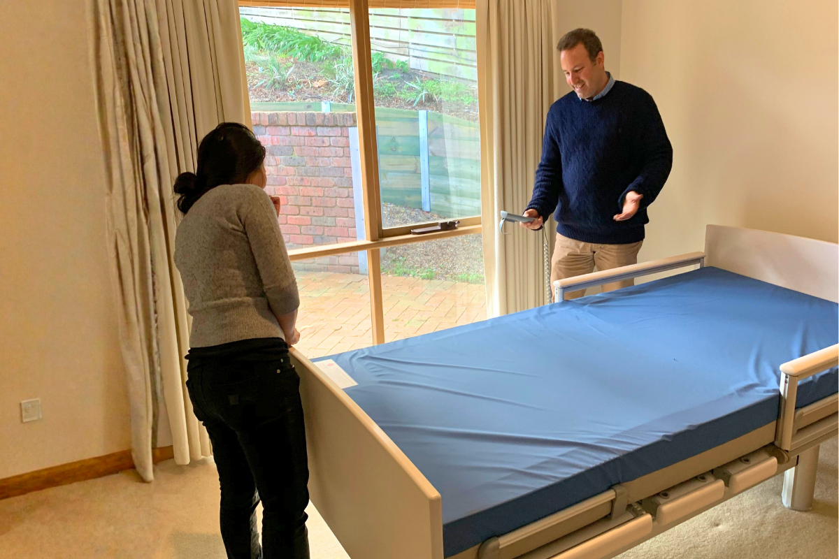 Specialist supporting a customer during a home trial